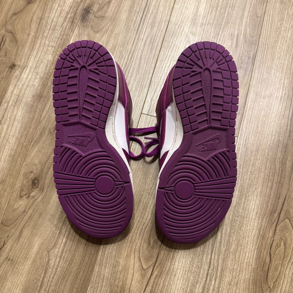 Nike Kids Sneakers in Purple and White - Picture 5 of 6